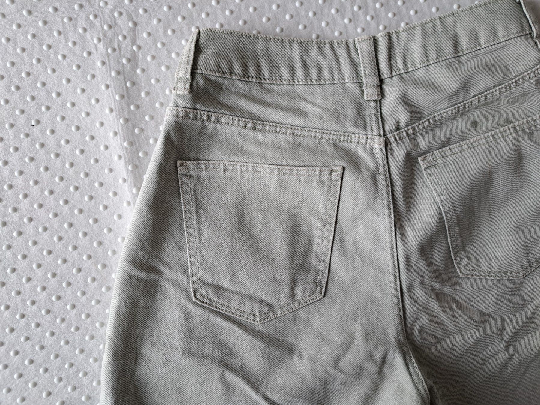 Bershka Pantaloni: Stylische 7/8 Sommerhose, Gr. 34, hellgrün – Usato da Gysenstein venduto da joshuas81 3
