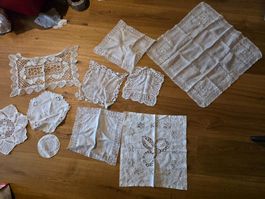 1 Posten Tisch Decken Untersetzer gestickt gehäkelt