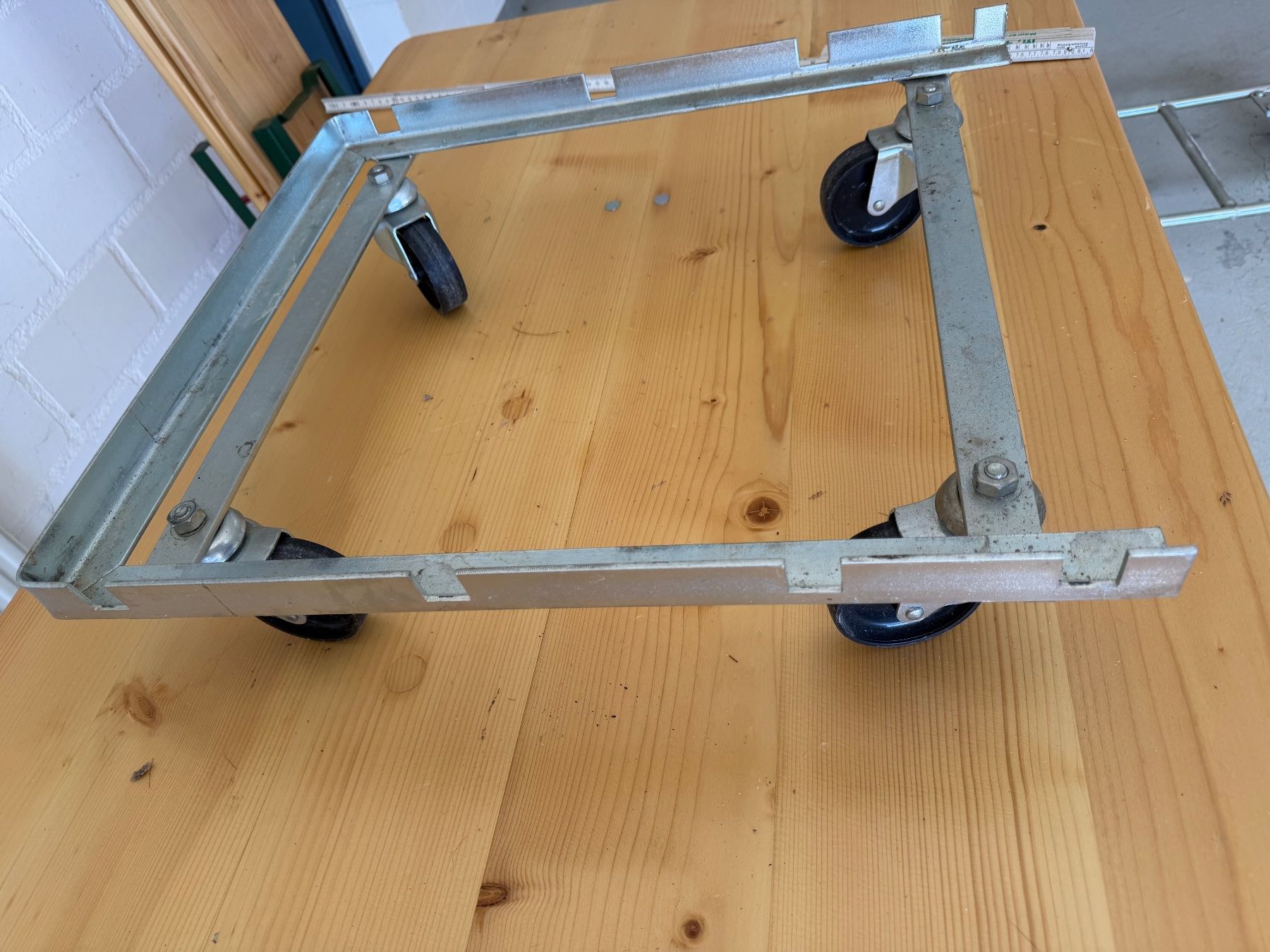 Koffer & Taschen: Rollbrett Metall mit 4 Rollen ca 52x46 cm – Gebraucht aus Duggingen von Ysvogel 1