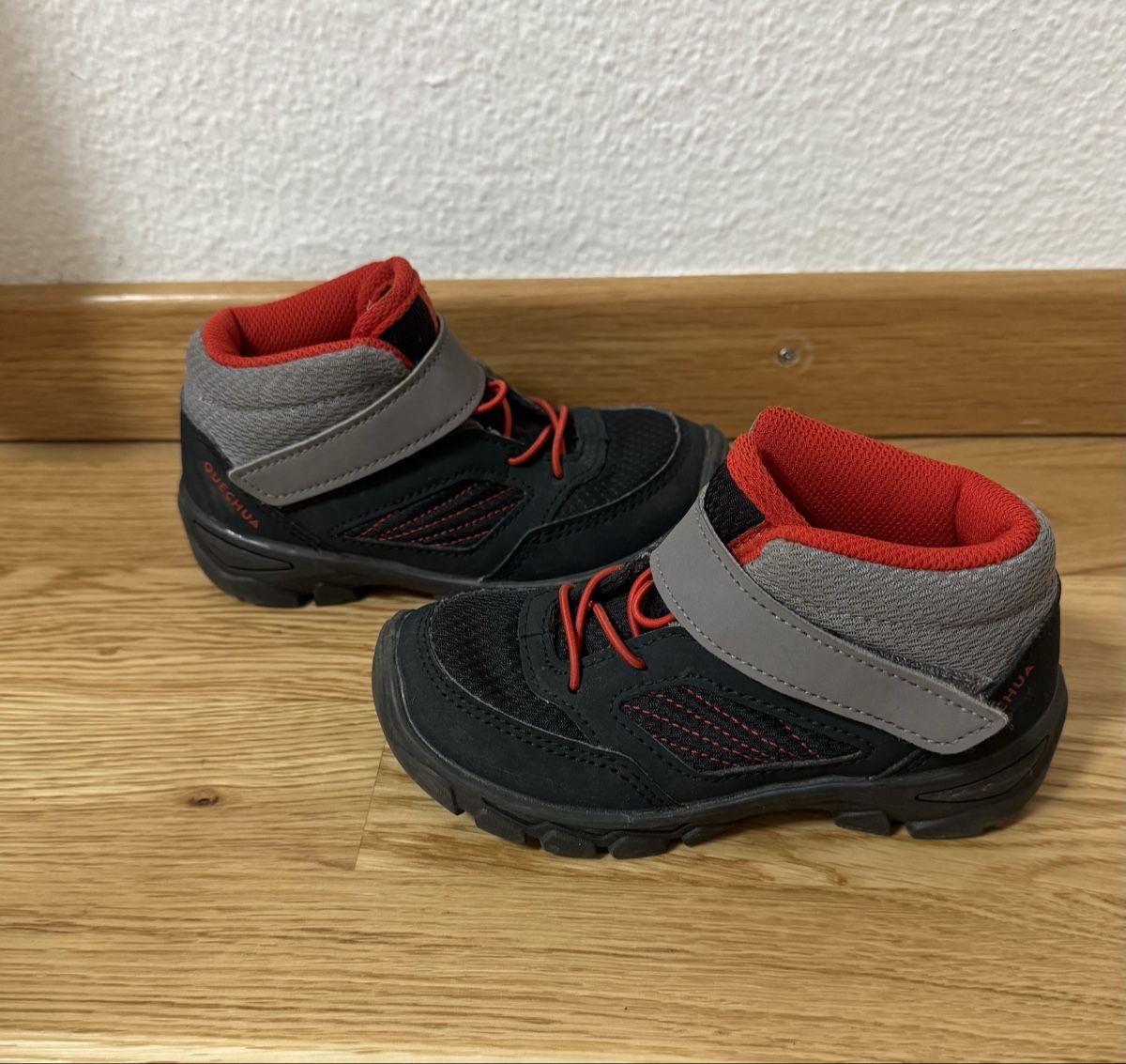 Decathlon Scarpe per ragazzi: Quechua Wanderschuhe, Gr. 27, Top Zustand ! – Usato da Flumenthal venduto da Krajan 2