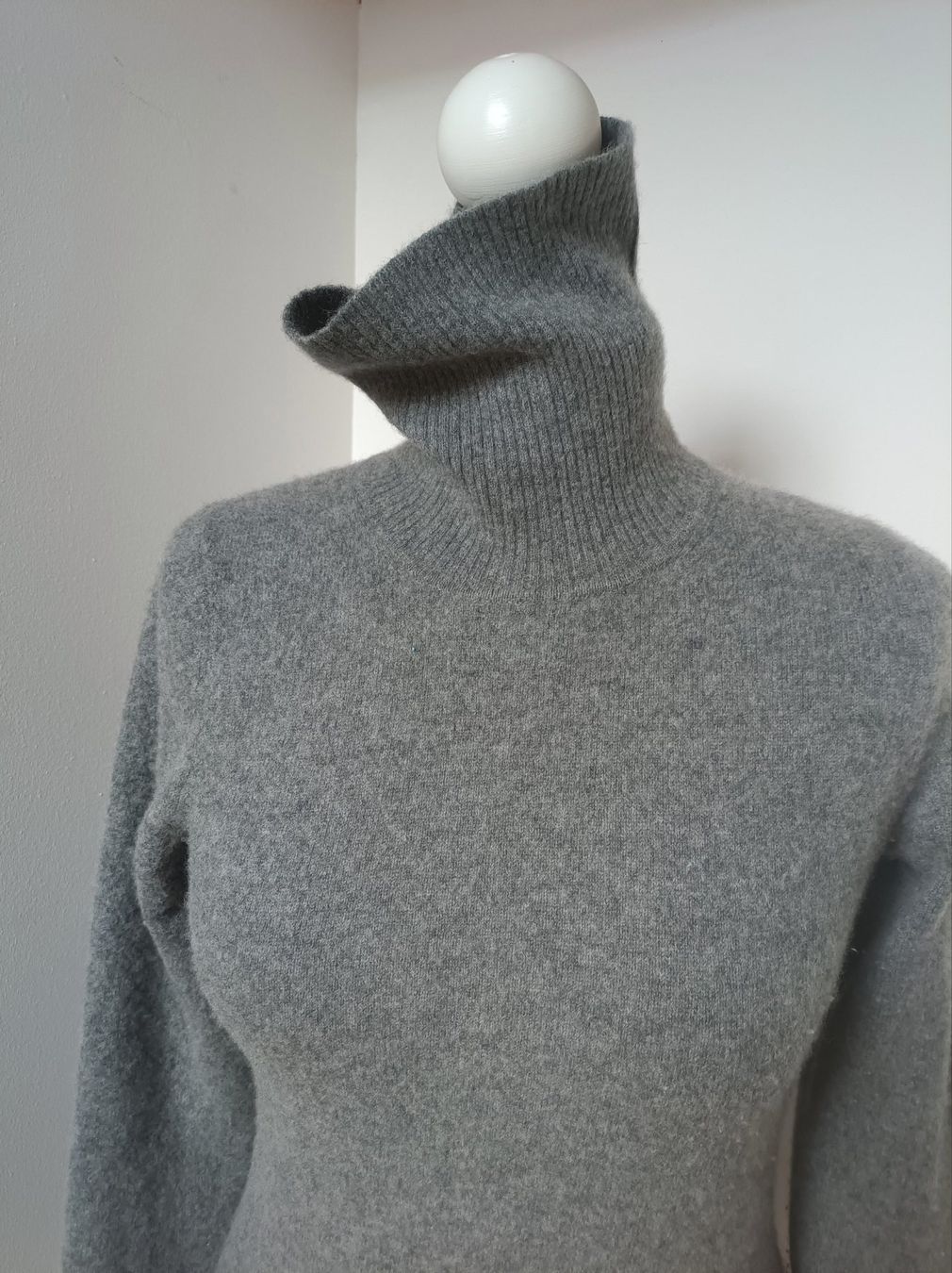 Maglioni & Felpe: Grauer Rollkragenpullover aus 100% Kaschmir – Usato da Peccia venduto da LillyMarie98 4