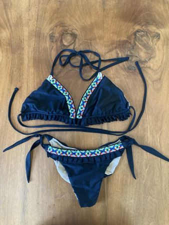 Schwarzer Bikini von NellyKini mit Stickerei, Grösse S