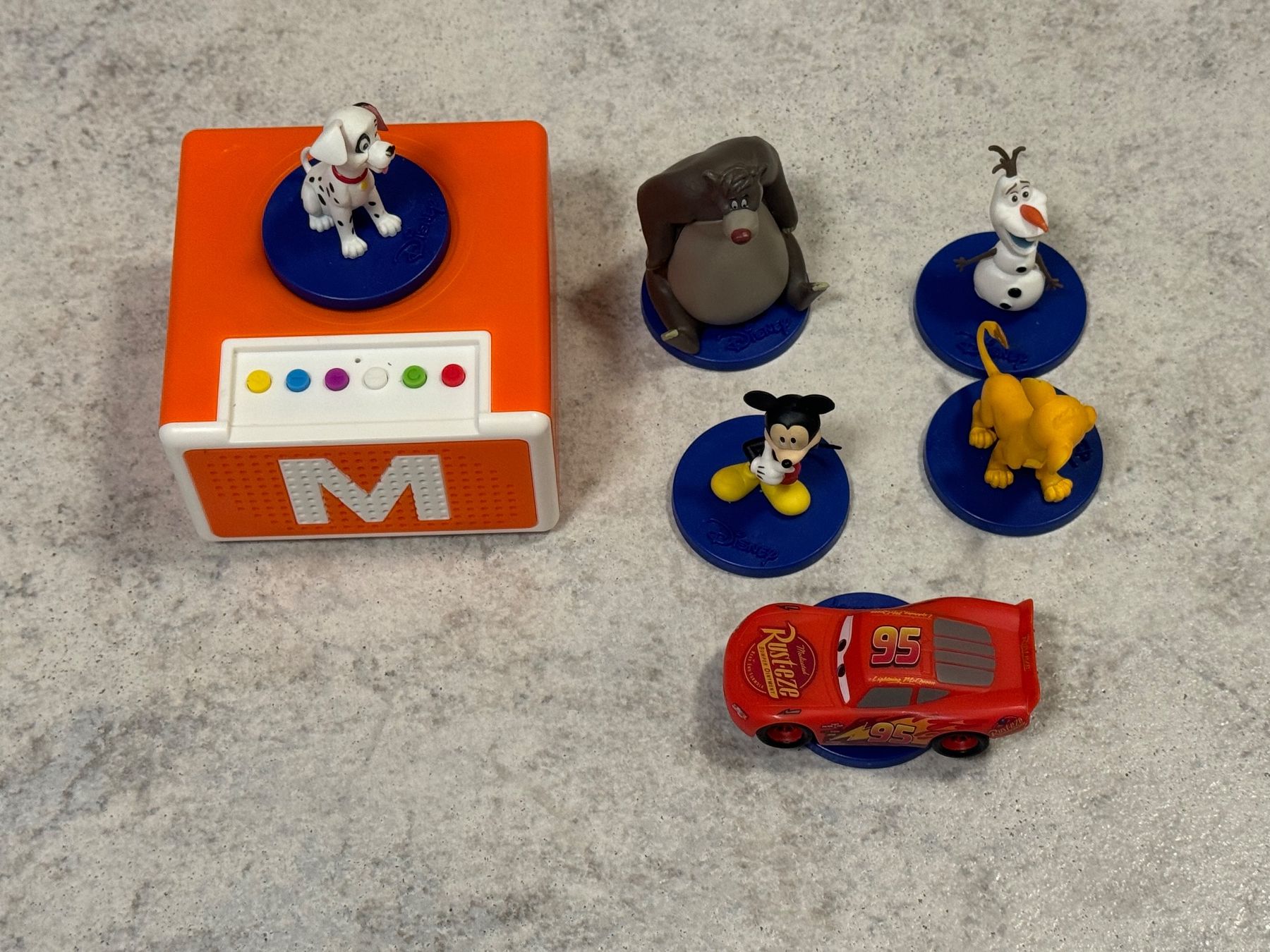 Migros Spielzeuge: Migros Storybox mit 6 Figuren – Gebraucht aus Kaiseraugst von Drasa