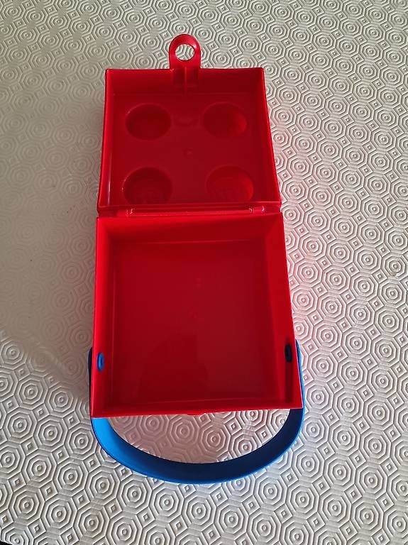 Spielzeuge: Lego Box mit Tragegriff in Rot – Gebraucht aus Zürich von sdsp 3