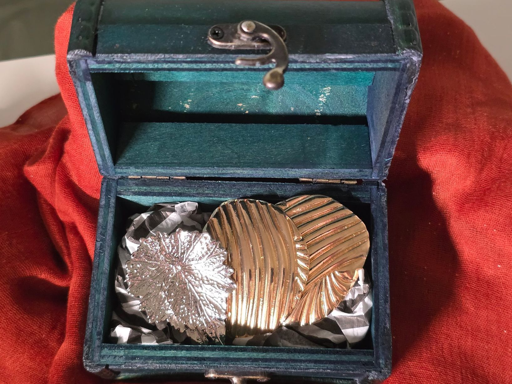 Orecchini pendenti & Orecchini a lobo: Zwei einzigartige Ohrschmuck-Sets + charmanten Holzschatulle – Nuovo (secondo la descrizione) da Zürich venduto da dum_x5xn 3
