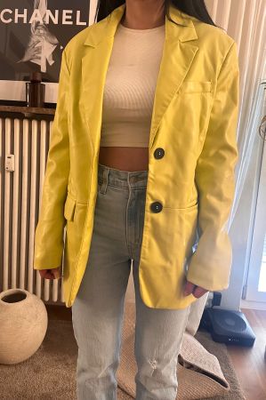 Bershka Kunstleder-Blazer Gelb / Hellgelb – Gr. S