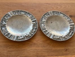 2x Vintage Zinn Teller mit Tierkreiszeichen Deko