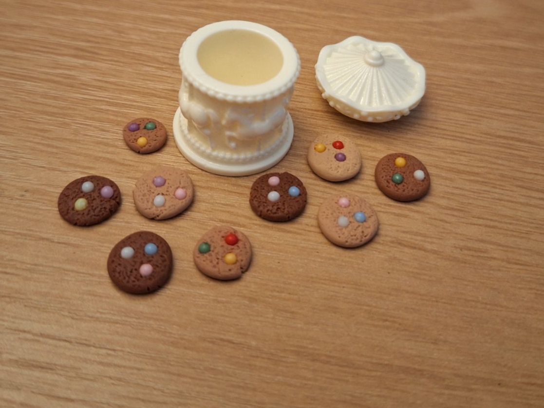 Case e mobili per bambole: Handmade Kekse mit Karussell Keksdose – Nuovo (secondo la descrizione) da Zürich venduto da HandmadeTinyFood 3