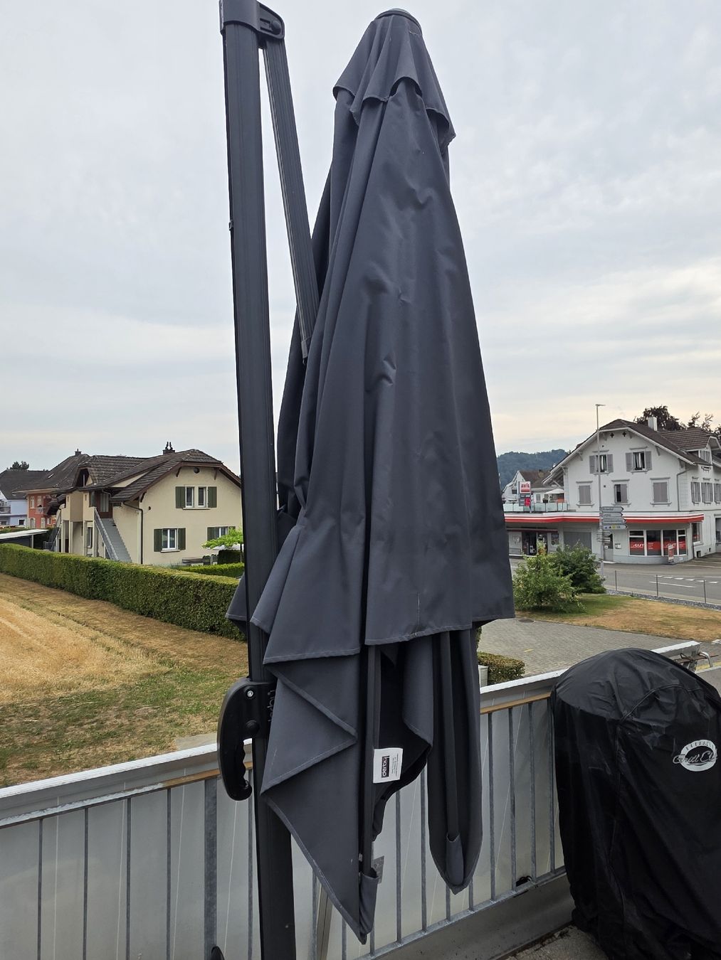 Parasols: Sonnenschirm Hängeschirm Anthrazit Gekippt mit Fuss – D'occasion à Reiden par pavlo41 3
