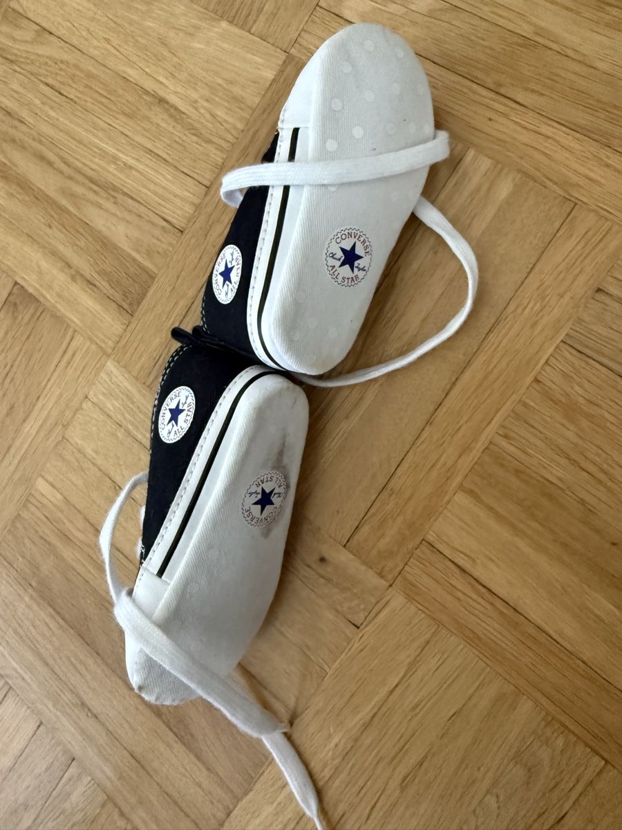 Lotti & Set di vestiti: Winter Baby Bundle: Snowsuit, Converse, Adidas & Booties! – Usato da Basel venduto da Ninot 5
