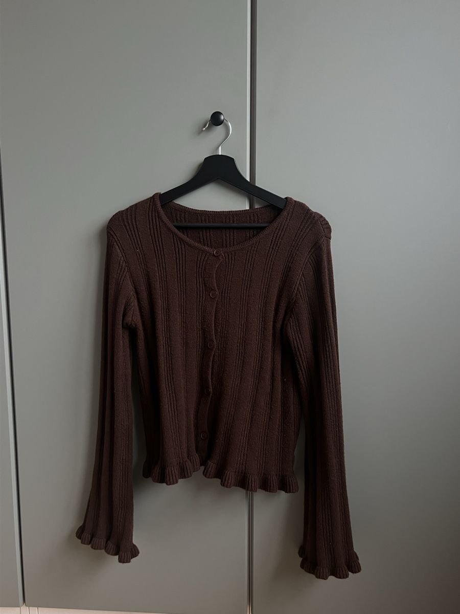 Zara Pullover & Sweatshirts: Braunes Strickjäckli mit Rüschensaum – Gebraucht aus Urdorf von mor_v6cg