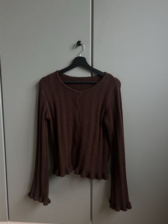 Braunes Strickjäckli mit Rüschensaum