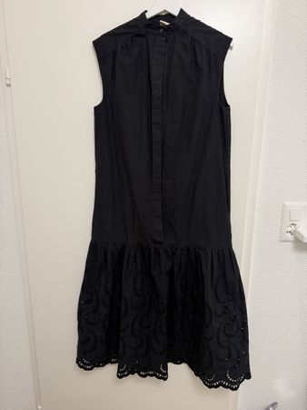 H&M Kleid schwarz mit Lochstickerei Grösse XS Zustand gut