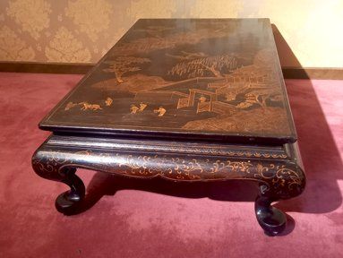Tavoli: table chinoise laquée (fin 19eme) – Usato da Ponts-de-Martel venduto da Henri-Louis 1
