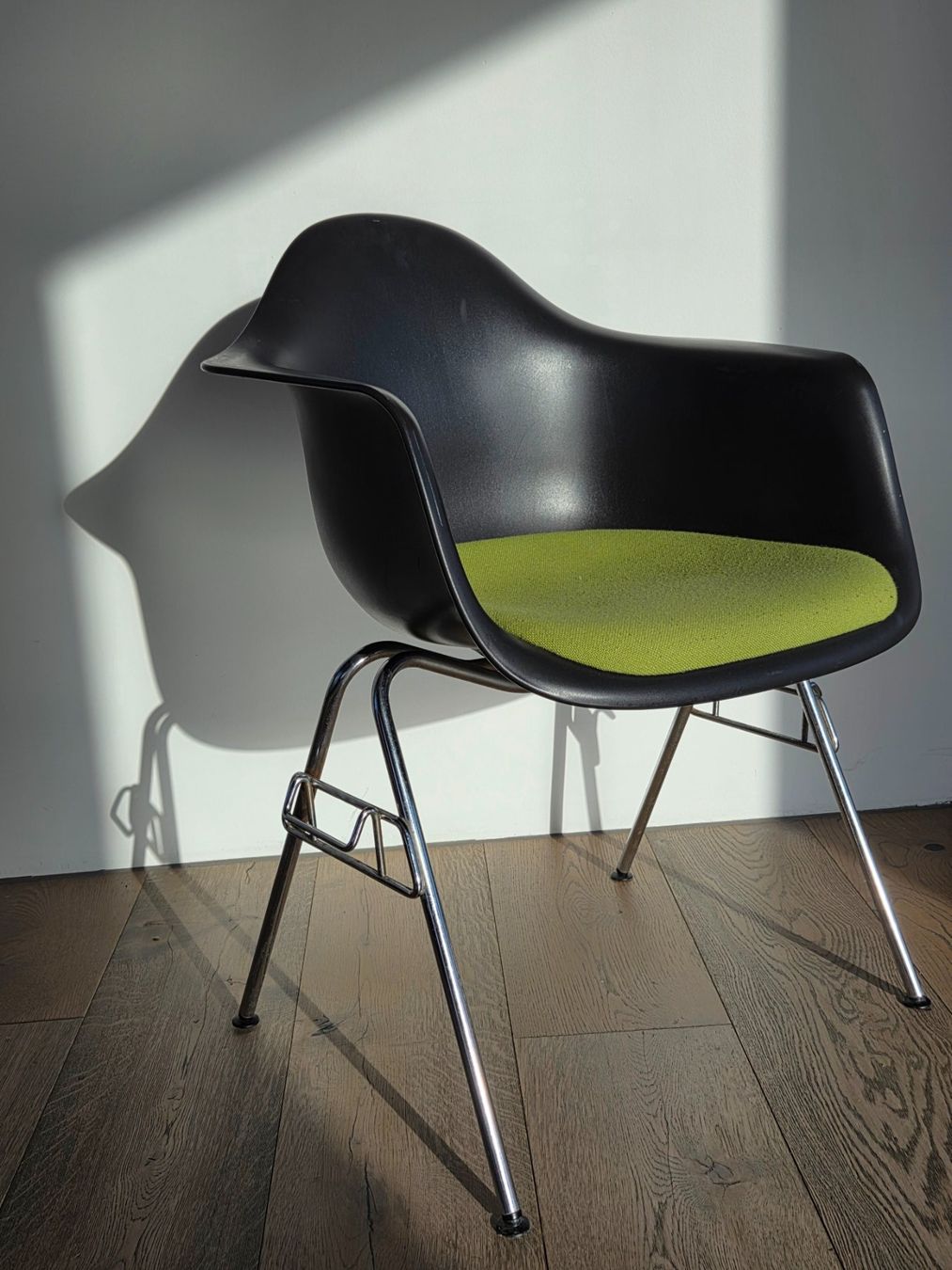 Vitra Stühle: Eames / Vitra Plastic Armchair – Gebraucht aus Zürich von PeterPanama 8