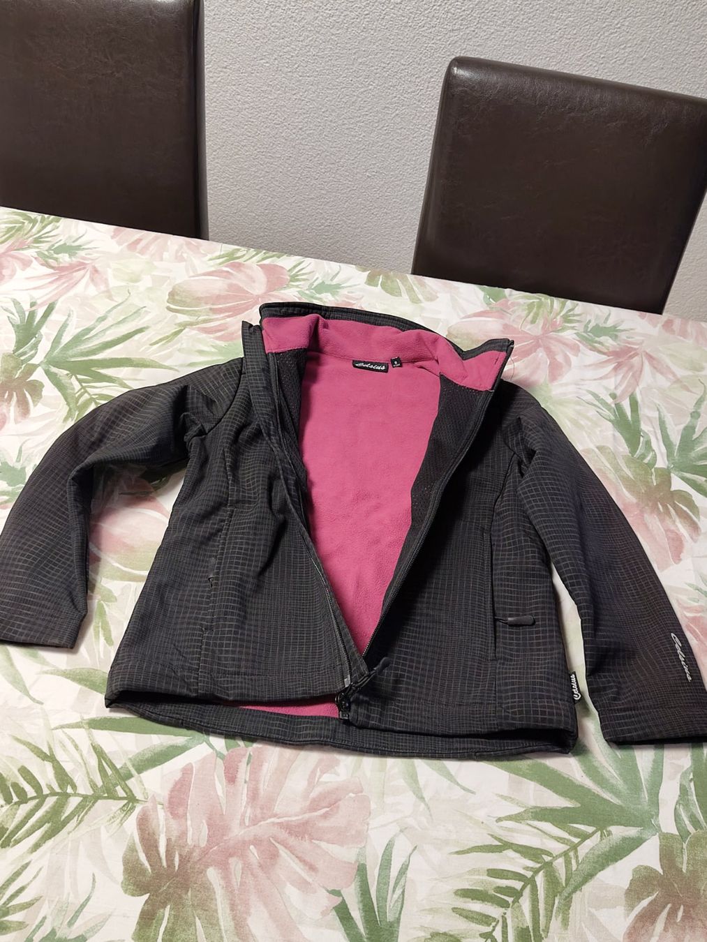 Giacche & Cappotti: pink-schwarze Softshell Jacke Gr 128 – Usato da Brüttisellen venduto da kikaninchen79