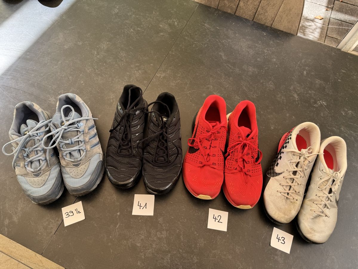 Nike Schuhe für Jungen: 4 paar Schuhe NIKE – Gebraucht aus Thun von Pfausi1966