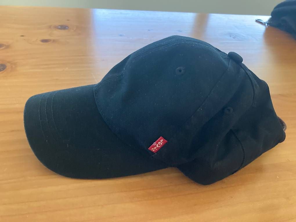 Levi's Hüte, Mützen & Caps: Cappellino Levis nero NUOVO – Gebraucht aus Cadenazzo von ali_d5fn