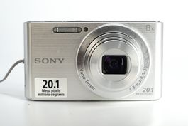 Sony DSC-W830 mit Speicherkarte, USB Ladekabel und Case