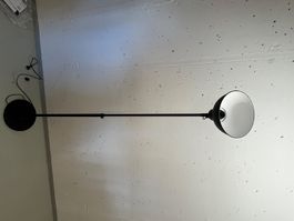 Schlichte, schwarze Stehlampe - Ideal für gemütliche Abende!