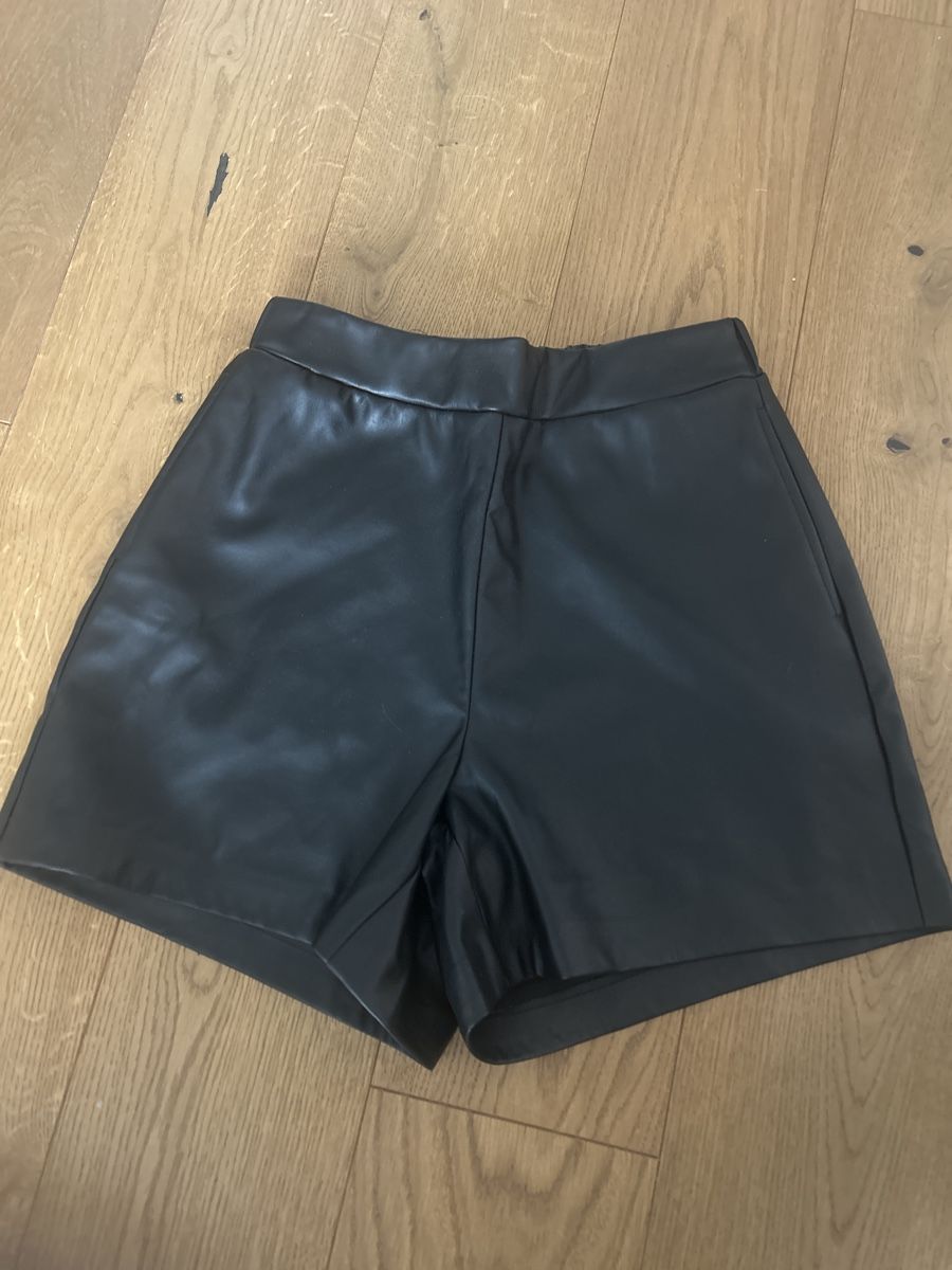 Vero Moda Gonne: Ledershorts Vero Moda NEU Gr.XS – Nuovo (secondo la descrizione) da Fraubrunnen venduto da alne777