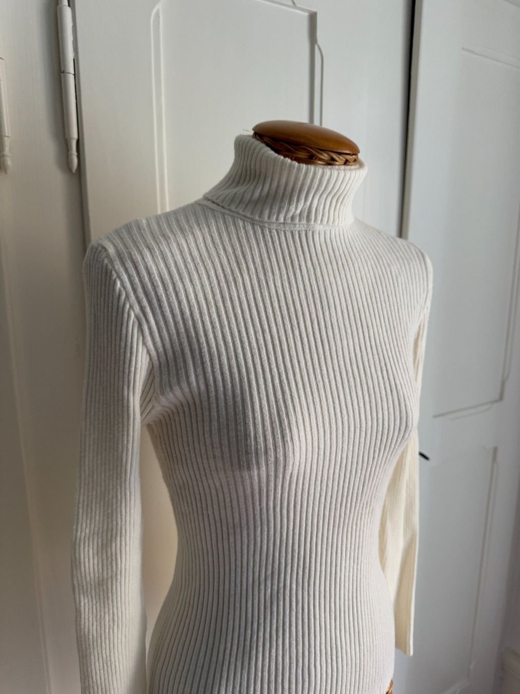 Pulls & Sweat-shirts: Rollkragenpullover offweiss gerippt M – D'occasion à Zürich par Diazaio 1