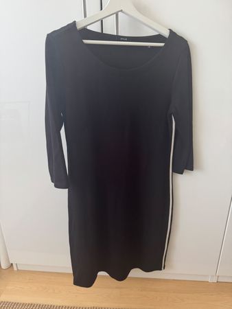 Kleid Opus schwarz mit seitlichem Streifen Grösse 42