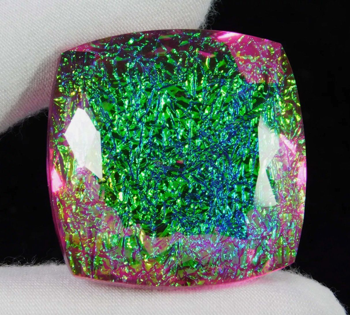 Edelsteine: Certified 88.95 Ct – Neu und originalverpackt aus Genève von AWWA 1