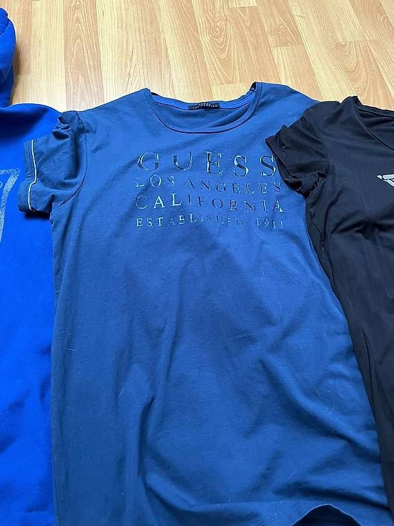 Lotti di vestiti: 4x guess pullover und t-shirts – Usato da Mörschwil venduto da nvcmi 2