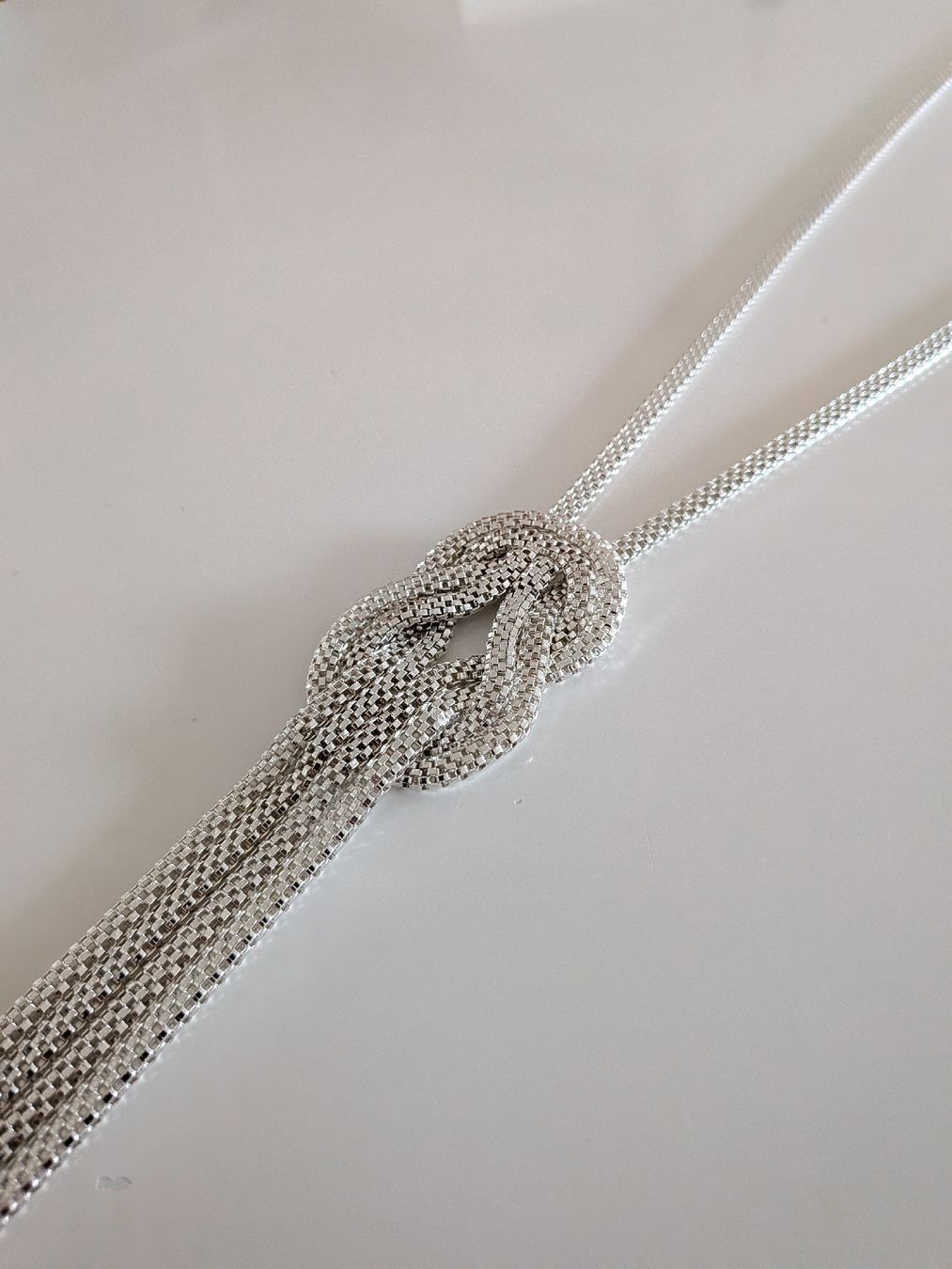 Colliers: Neue Silberfarbene lange Kette – Neuf avec emballage d'origine à Basel par JJ.Elena