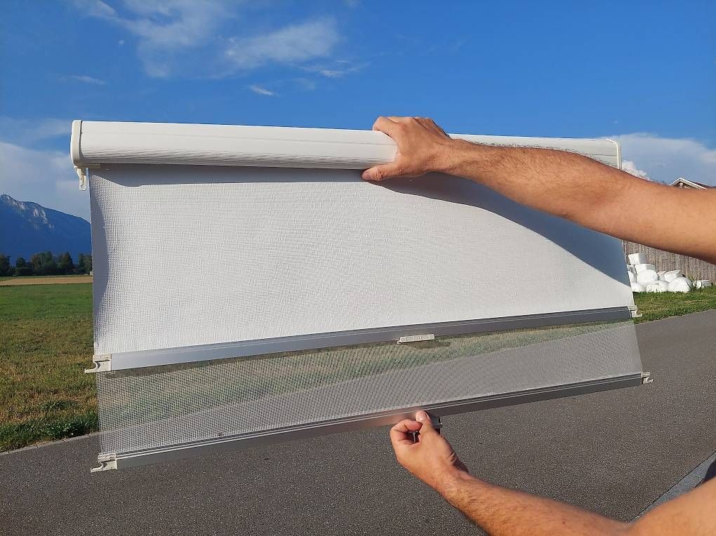 Autres articles pour la maison: Verdunklungsrollos mit Fliegengitter für Wohnwagen – D'occasion à Grabs par taenne27