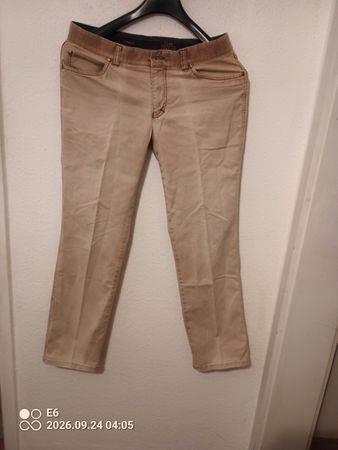 Sportliche beige Hose