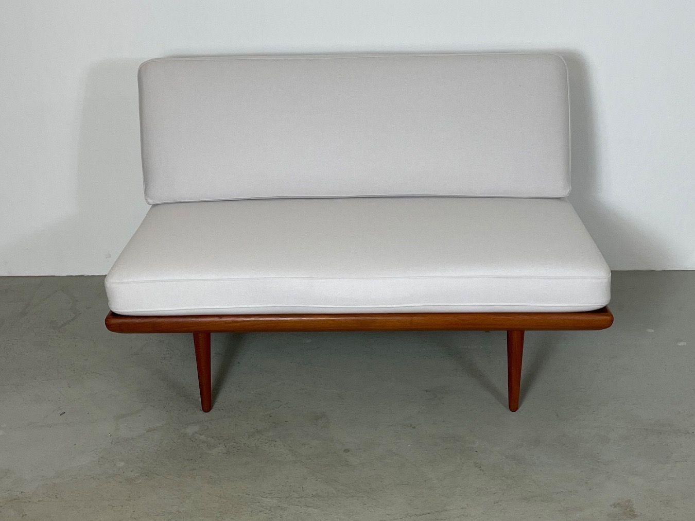 Sofas: Teak Daybed Minerva Hvidt & Mølgaard 2er Sofa restauriert – Gebraucht aus Basel von MidMod20C 2