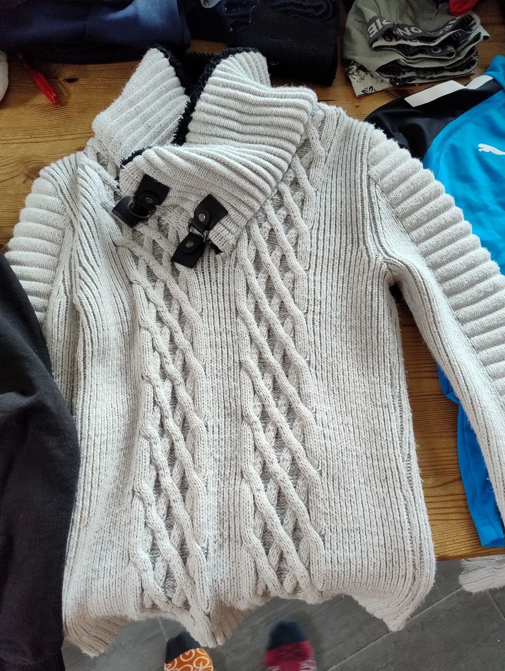 Lotti & Set di vestiti: Sweats à capuche et pulls divers pour garçons 10-12 ans – Usato da Bossonnens venduto da Chaoui1615 3