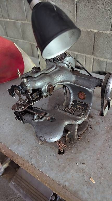 Macchine da cucire: Ancienne machine à coudre Singer pour point invisible  – Usato da Provence venduto da tokoclo