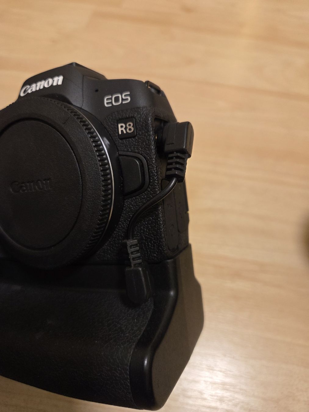 Canon Fotocamera: Canon EOS R8 Systemkamera mit Batteriegriff schwarz – Usato da Eglisau venduto da _Josi_ 7