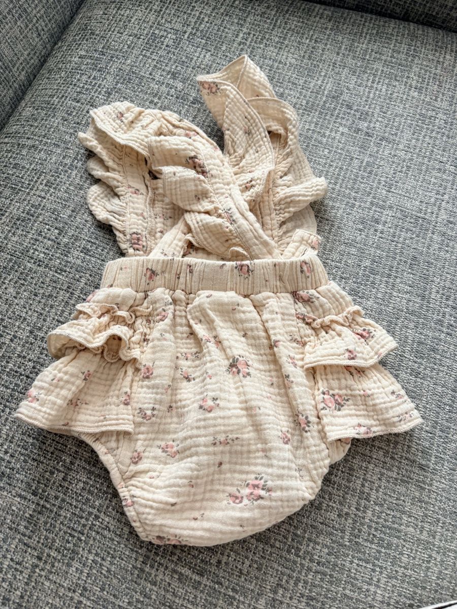 Pagliaccetti: Baby Strampler mit Blumenmuster Grösse 6-9Monate – Usato da Münchenstein venduto da Miresolese 1