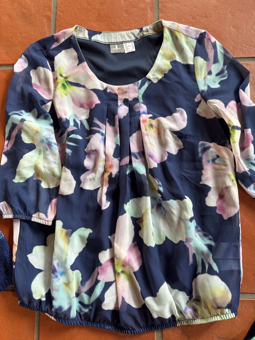 Lotti di vestiti: 3-er Set: Sommerliche Bluse/ Pulli & Shirt, Gr. 42 – Usato da Oberrohrdorf venduto da maggys15 5