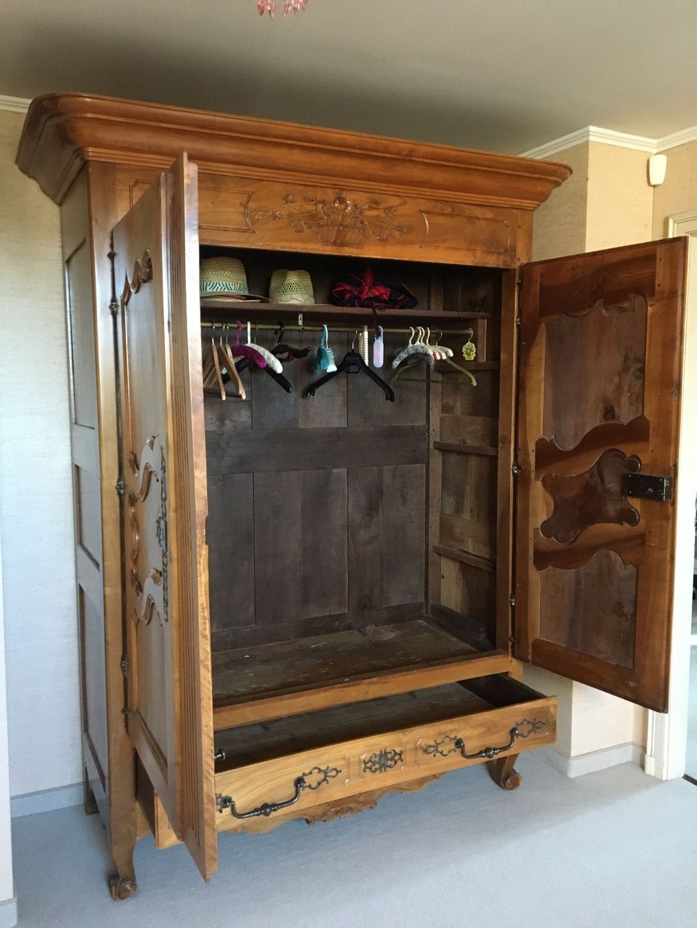 Schränke: Grande armoire en bois ancienne – Gebraucht aus Vufflens-le-Château von vcourvoisier 1