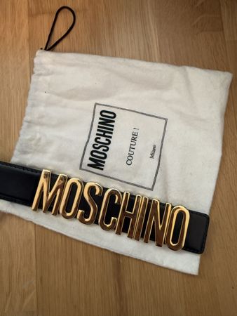 Ceinture Moschino noire avec logo doré - Taille ajustable!