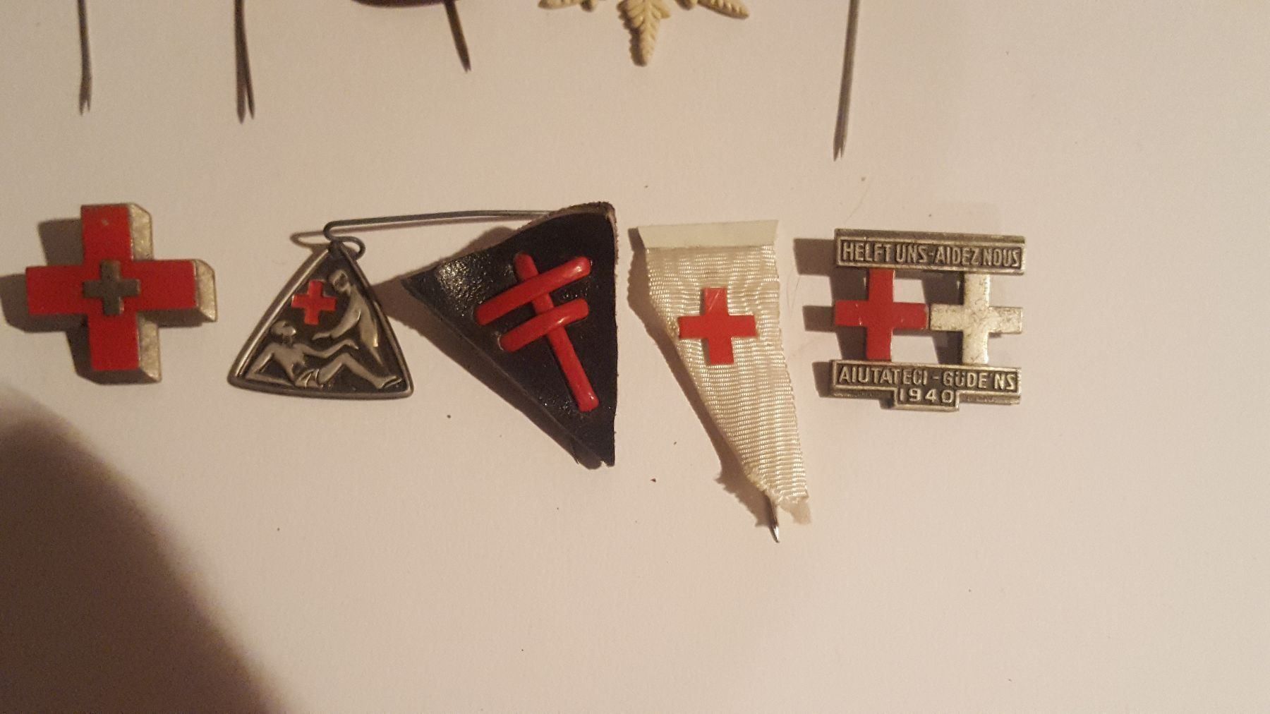 Placchette & Badge: 26 Rotkreuz- und Winterhilfe Abzeichen – Usato da Remetschwil venduto da Privatflohmi 3