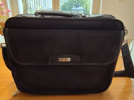 Notebook-Tasche Clamshell 15.6" der Marke Targus