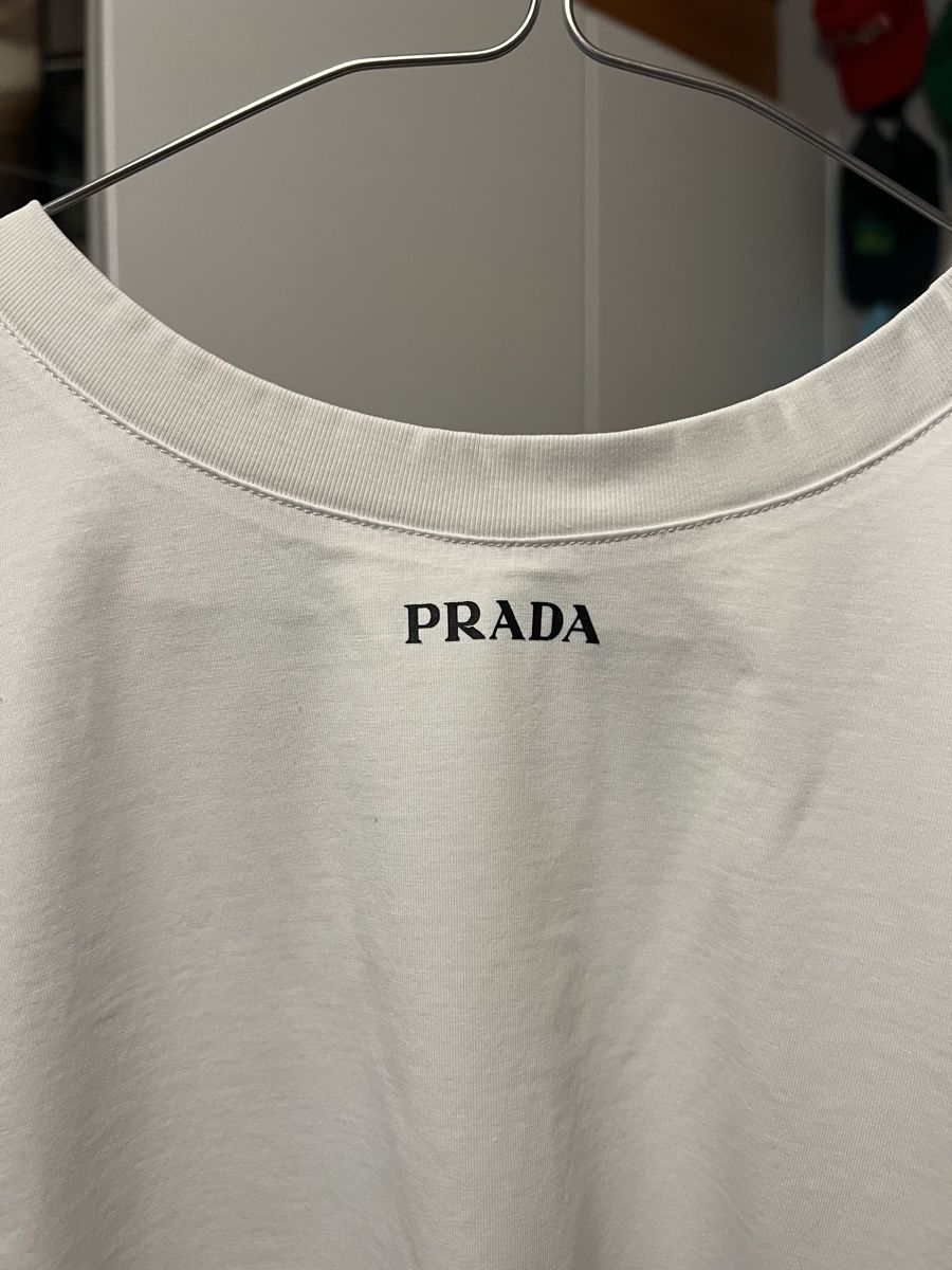 Prada T-shirt: T-shirt Prada blanc – Usato da Villars-Ste-Croix venduto da Maaaat 1