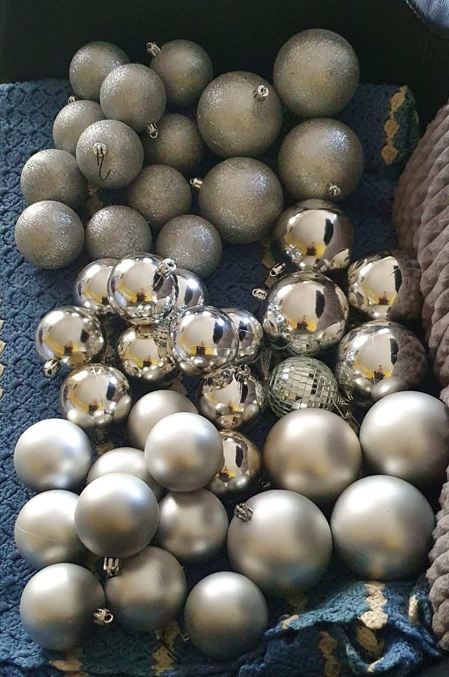 Tutte le decorazioni: Weihnachtskugeln Set silber diverse Grössen  – Usato da Gretzenbach venduto da Chillkrot