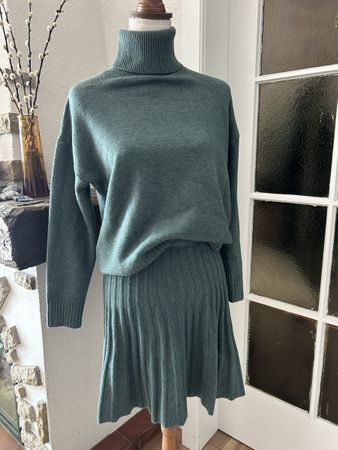 Ensemble pull col roulé + jupe