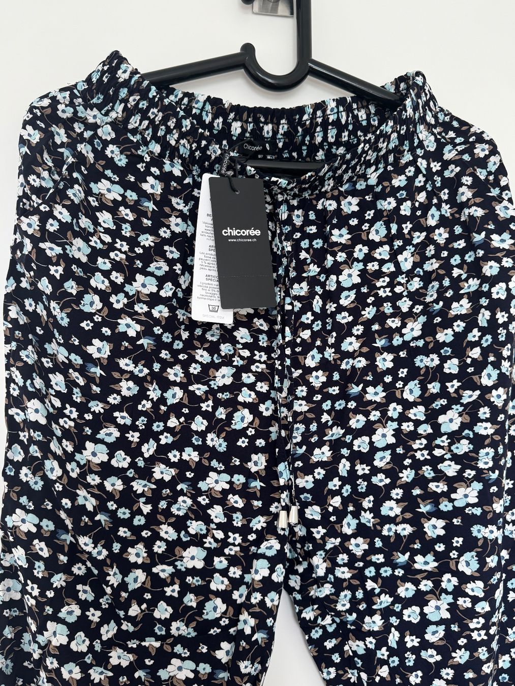 Pantaloni: Neu** Sommerliche Hosen Chicorée Gr. M – Nuovo e nell'imballaggio originale da Zollikon venduto da Krenapf 1