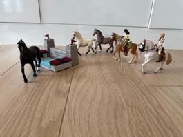 Schleich Horse Club Set – 5 Pferde, 2 Reiterinnen & Hinderni