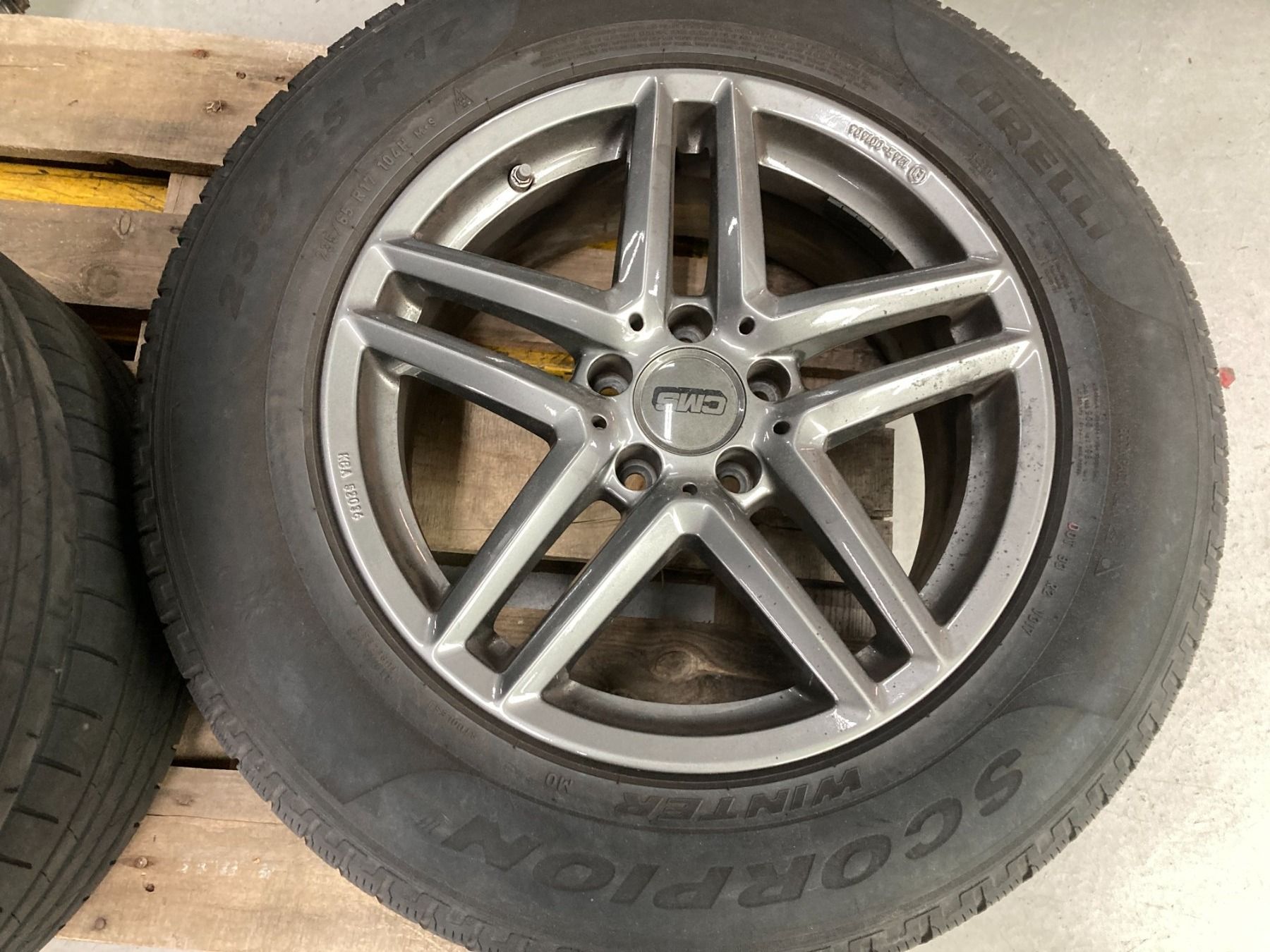Audi Pneumatici & Ruote complete: Audi Q5 Winterräder 235/65R17 – Usato da Cham venduto da WB2223 1
