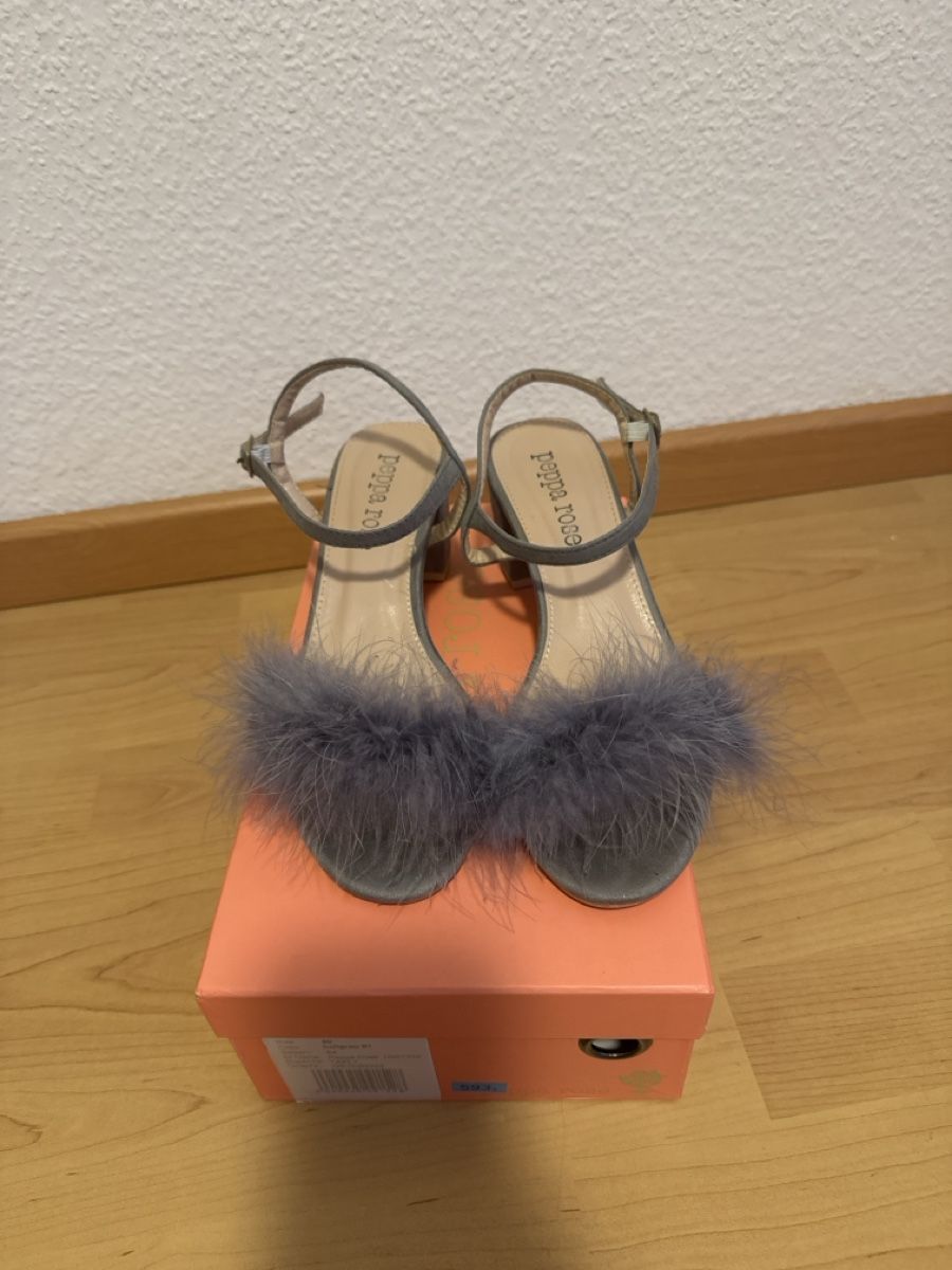 Chaussures femmes: Sandalen Peppa Rose hellgrau mit Federn – D'occasion à Degersheim par wul_5vdb 2