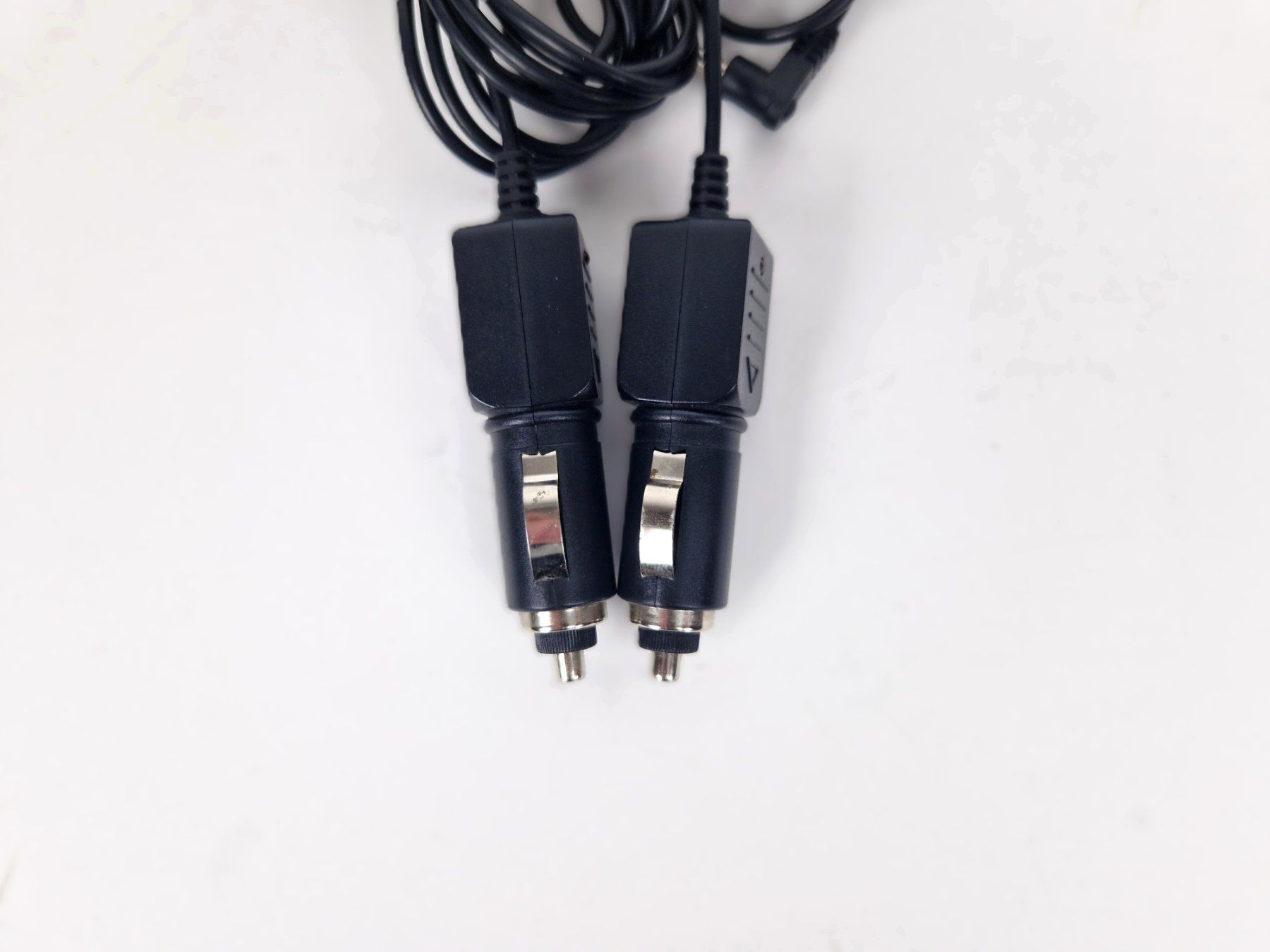 Cavi: 2 x 12V-KFZ-Ladekabel mit DC-Hohlstecker – Usato da Basel venduto da Restwert_Basel 6